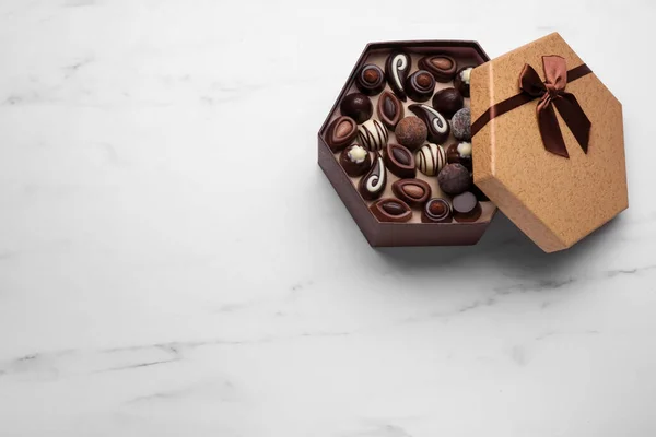 Caixa Aberta Deliciosos Doces Chocolate Mesa Mármore Branco Vista Superior — Fotografia de Stock