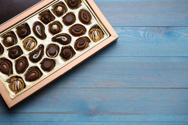 Caixa Deliciosos Doces Chocolate Mesa Madeira Azul Clara Vista Superior — Fotografia de Stock