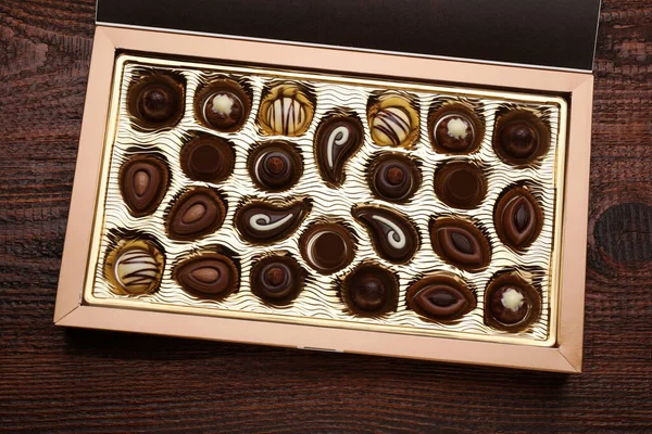 Schachtel Mit Leckeren Schokoladenbonbons Auf Holztisch Draufsicht — Stockfoto