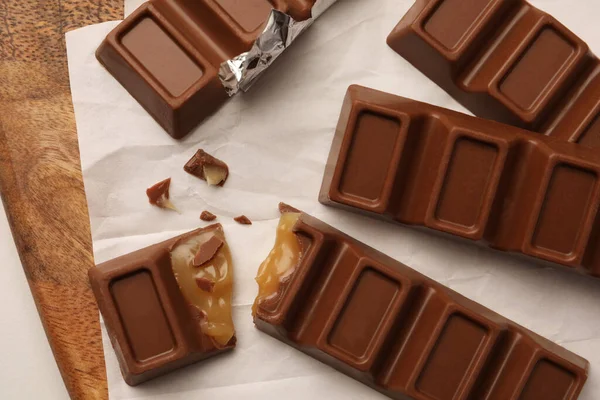 Smaklig Chokladkaka Med Träskiva Vitt Bord Ovanifrån — Stockfoto