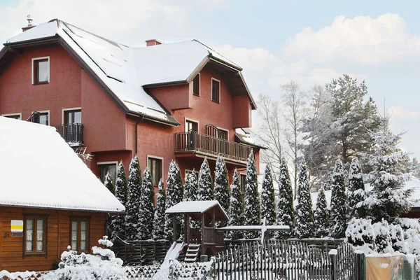 Moderní Hotel Pokrytý Sněhem Zimě Ráno — Stock fotografie