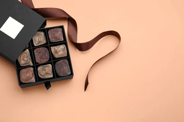 Doos Met Lekkere Chocolade Snoepjes Lint Beige Ondergrond Plat Gelegd — Stockfoto