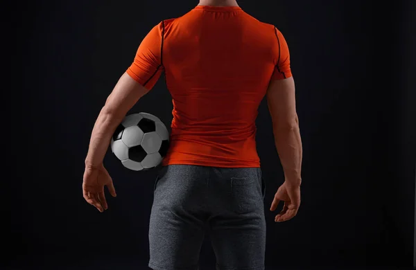 Sportowy Mężczyzna Piłką Nożną Czarnym Tle Zbliżenie — Zdjęcie stockowe
