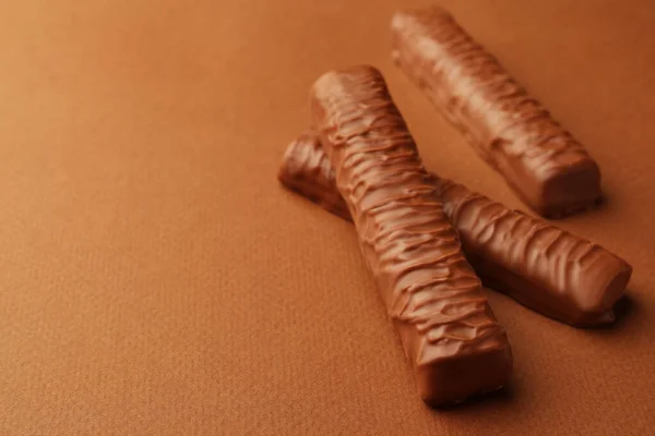 棕色背景的甜巧克力棒 案文的篇幅 — 图库照片