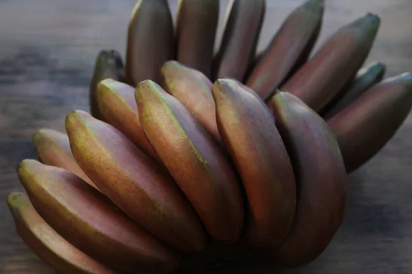 Вкусные Фиолетовые Бананы Деревянном Столе Крупным Планом — стоковое фото