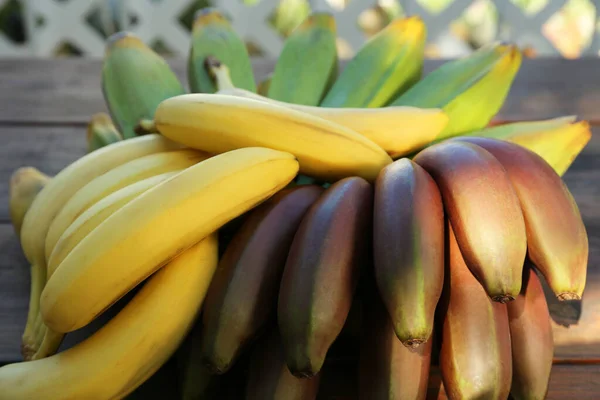 Различные Виды Бананов Деревянном Столе Крупным Планом — стоковое фото