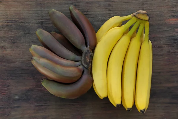 Bananas Roxas Amarelas Saborosas Mesa Madeira Flat Lay — Fotografia de Stock