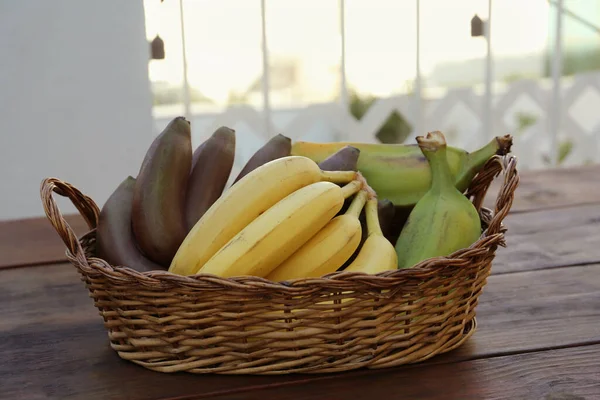 Cesta Mimbre Con Diferentes Tipos Plátanos Mesa Madera — Foto de Stock