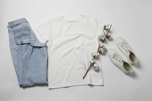 Elegante Shirt Jeans Tênis Fundo Branco Flat Lay — Fotografia de Stock