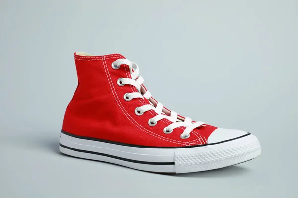Açık Gri Arkaplanda Yeni Bir Şık Kırmızı Spor Ayakkabı — Stok fotoğraf