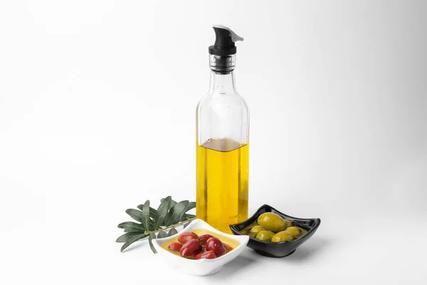 Flasche Speiseöl Oliven Und Blätter Auf Weißem Hintergrund — Stockfoto