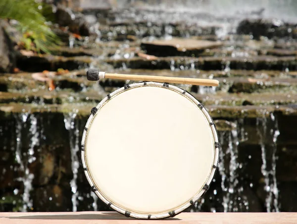 阳光明媚的日子里 在室外瀑布附近用木槌鼓声 打击乐器 — 图库照片