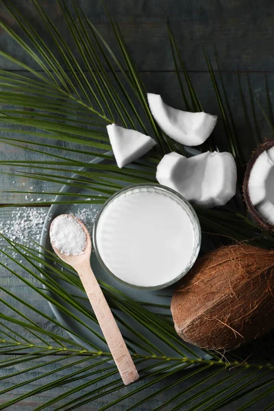 Glas Kokosmelk Lepel Met Vlokken Noten Palmbladeren Houten Tafel Plat — Stockfoto