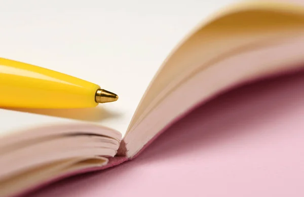 Ballpoint Pen Notitieboekje Roze Achtergrond Close Ruimte Voor Tekst — Stockfoto