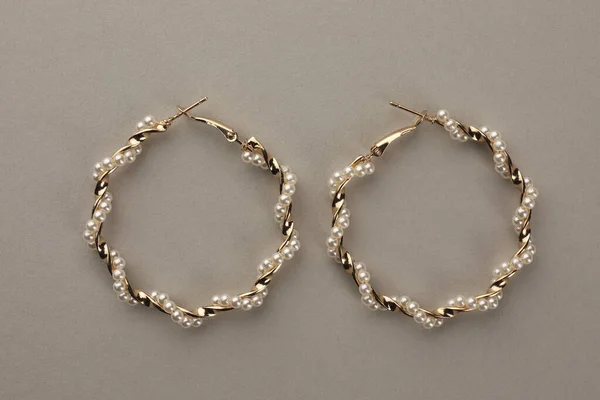 Elegantes Pendientes Con Perlas Sobre Fondo Beige Vista Superior —  Fotos de Stock