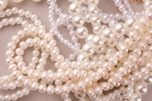 Eleganckie Perłowe Naszyjniki Beżowym Tle Widok Góry — Zdjęcie stockowe