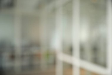 Şirketteki boş koridorun bulanık görüntüsü