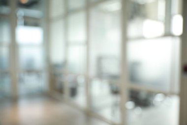 Şirketteki boş koridorun bulanık görüntüsü