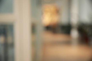 Şirketteki boş koridorun bulanık görüntüsü