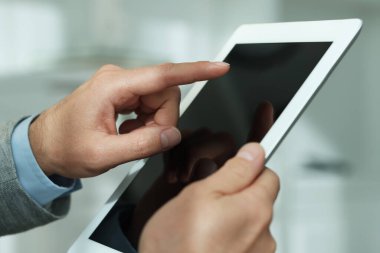 Kapalı alanda yeni tablet kullanan adamın yakın görüntüsü