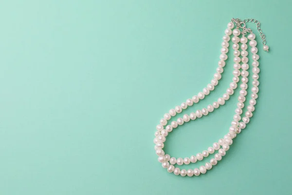 Élégant Collier Perles Sur Fond Turquoise Vue Dessus Espace Pour — Photo