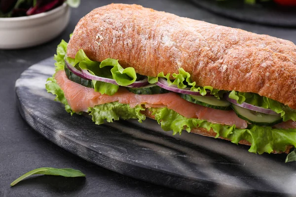 Heerlijke Sandwich Met Verse Groenten Zalm Zwarte Tafel Close — Stockfoto