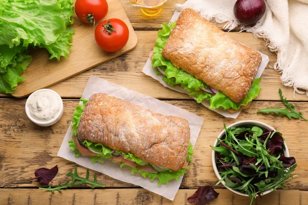 Heerlijke Sandwiches Met Verse Groenten Zalm Houten Tafel Plat Gelegd — Stockfoto