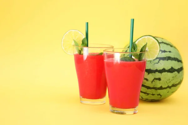 Köstliches Getränk Mit Minze Limette Und Frischer Wassermelone Auf Gelbem — Stockfoto