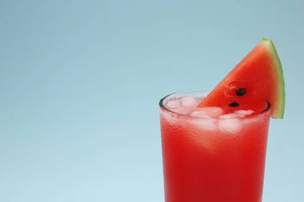 Köstliches Getränk Mit Eiswürfeln Und Einem Stück Frischer Wassermelone Auf — Stockfoto