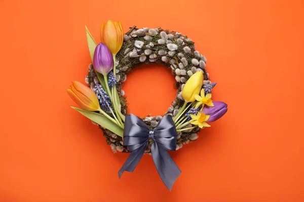 Weidenkranz Mit Verschiedenen Schönen Blumen Und Grauer Schleife Auf Orangefarbenem — Stockfoto
