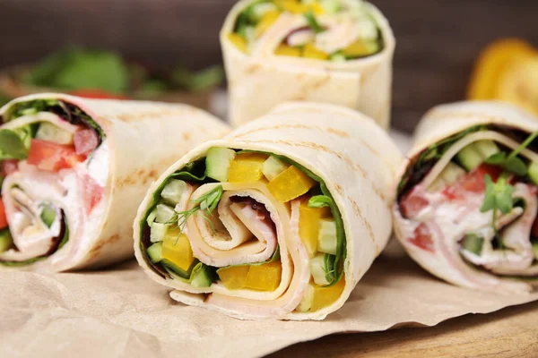 Leckere Sandwich Wraps Mit Frischem Gemüse Auf Holzbrett Nahaufnahme — Stockfoto