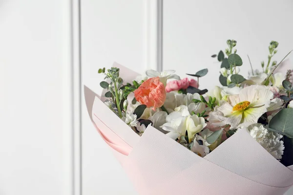 Bukiet Pięknych Kwiatów Białym Tle Zbliżenie — Zdjęcie stockowe