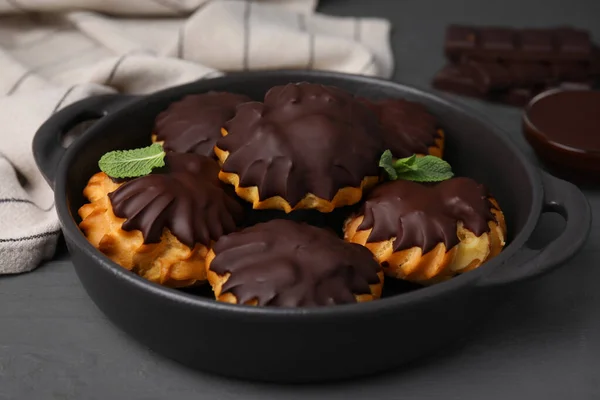Deliciosos Profiteroles Con Chocolate Menta Sartén Sobre Mesa Gris Primer —  Fotos de Stock