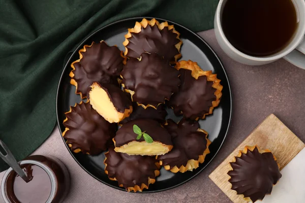 Deliciosos Profiteroles Con Untado Chocolate Crema Aromático Mesa Texturizada Puesta —  Fotos de Stock