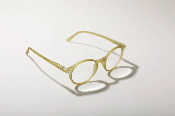 Óculos Com Lentes Corretivas Sobre Fundo Branco — Fotografia de Stock