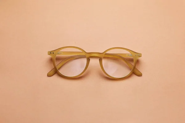 Açık Kahverengi Zemin Üzerinde Düzeltici Lensli Gözlük Üst Görünüm — Stok fotoğraf