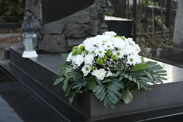 Grinalda Fúnebre Flores Lápide Granito Cemitério — Fotografia de Stock