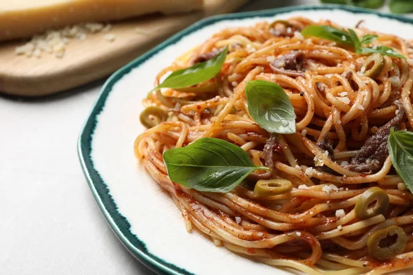 Köstliche Pasta Mit Sardellen Tomatensauce Und Basilikum Auf Weißem Tisch — Stockfoto