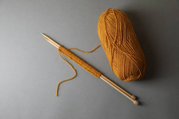 Soft Orange Yarn Knitting Needles Light Grey Background Top View — Stock Photo, Image