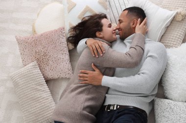 Randevu ajansı. Mutlu çift evde eğleniyor, manzarası harika.