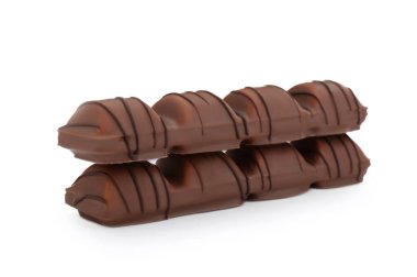 Beyaz arka planda iki lezzetli çikolata.