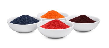 Beyaz arka planda gıda boyalı kaseler