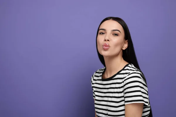 Vacker Ung Kvinna Blåser Kyss Lila Bakgrund Plats För Text — Stockfoto