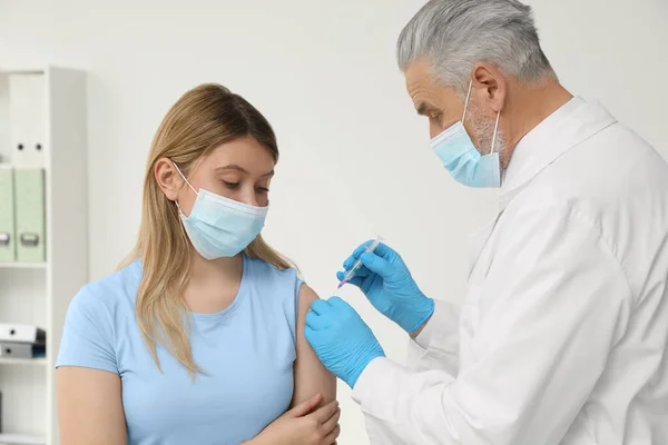 Médico Que Administra Vacina Contra Hepatite Doente Clínica — Fotografia de Stock