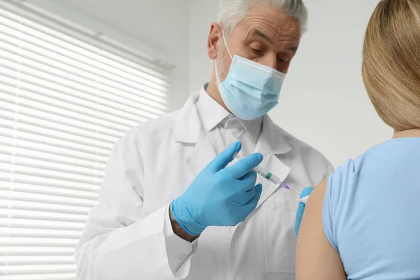 Doktor Dává Vakcínu Proti Hepatitidě Pacientovi Klinice Mezera Pro Text — Stock fotografie