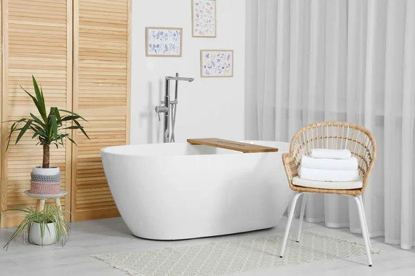 Elegante Bañera Blanca Silla Con Toallas Baño Diseño Interiores —  Fotos de Stock