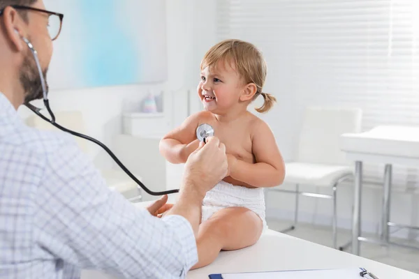 Kinderarts Onderzoekt Baby Met Stethoscoop Kliniek — Stockfoto