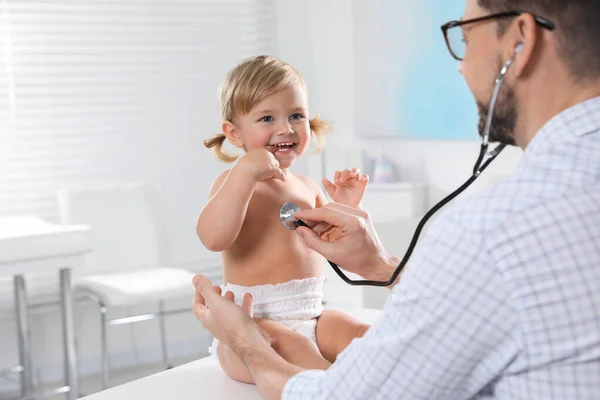 Kinderarts Onderzoekt Baby Met Stethoscoop Kliniek — Stockfoto