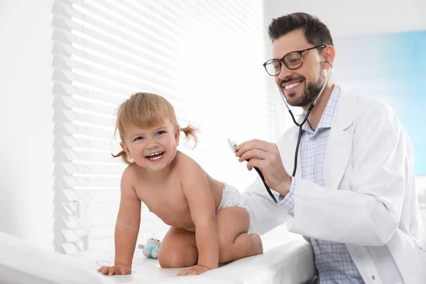 Pediatra Che Esamina Bambino Con Stetoscopio Clinica — Foto Stock
