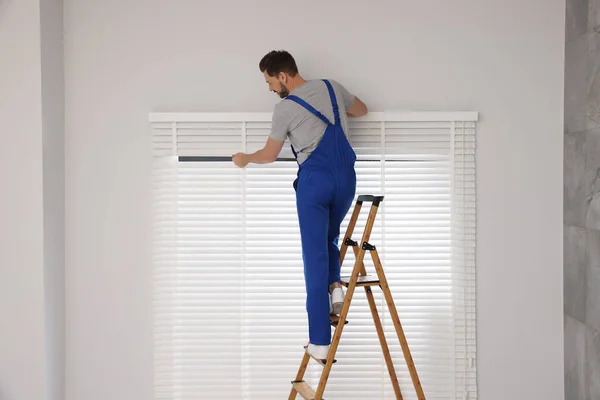 Trabalhador Uniforme Instalar Persianas Horizontais Escada Rolante Dentro Casa — Fotografia de Stock